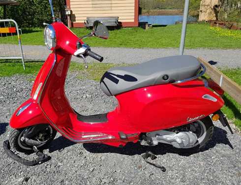Röd Piaggio Vespa Primavera 50T stulen i Stockholm